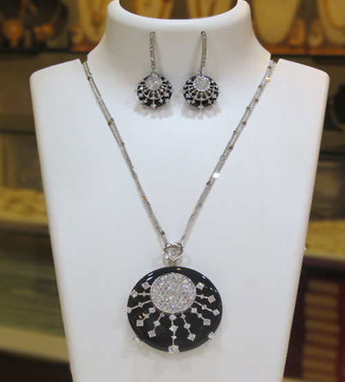 Metalic Rounded Black with Pearl Stone Necklace